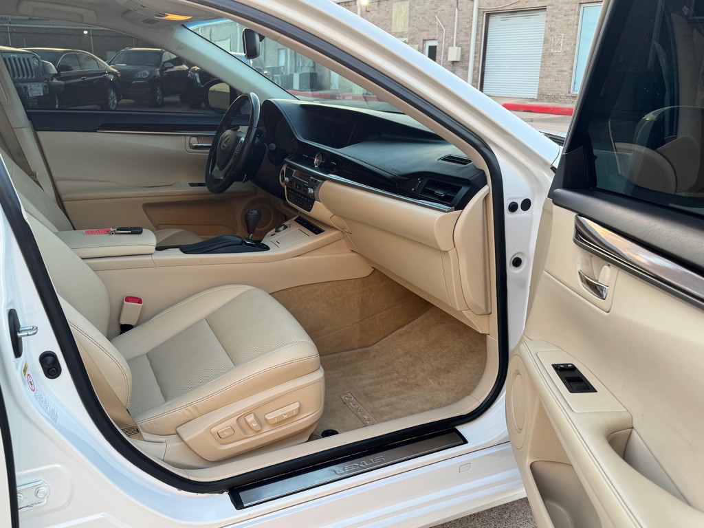 2014 Lexus ES Image 19