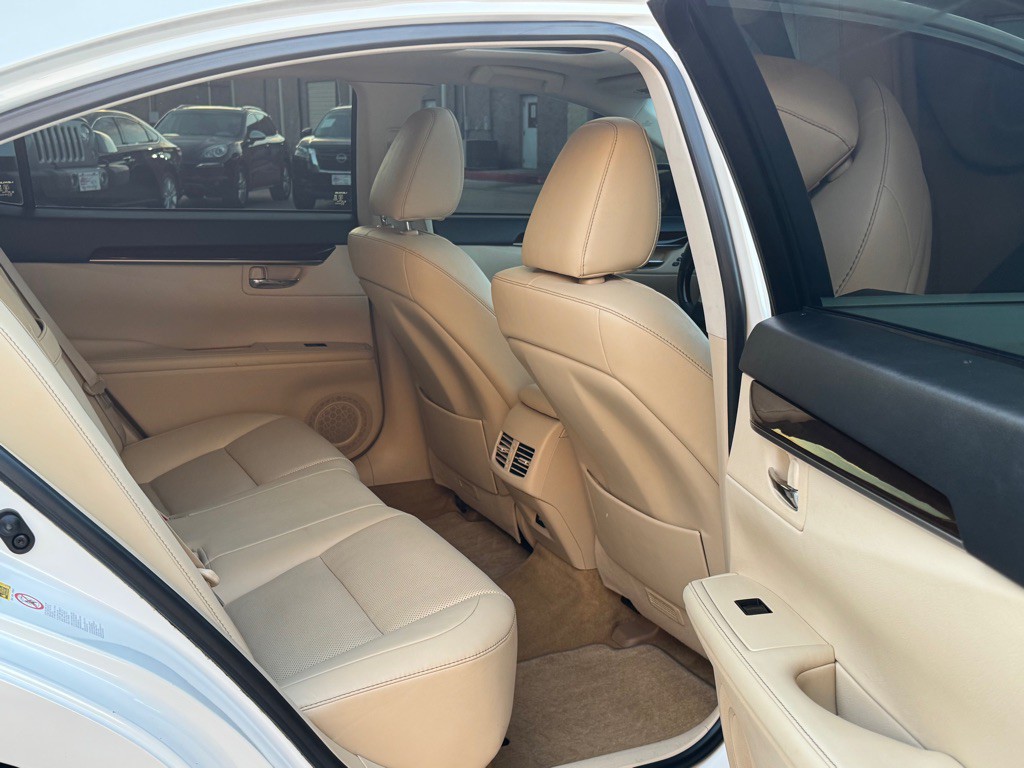 2014 Lexus ES Image 20