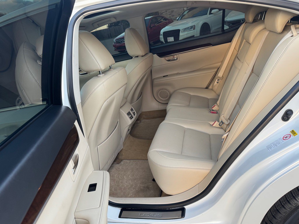2014 Lexus ES Image 22