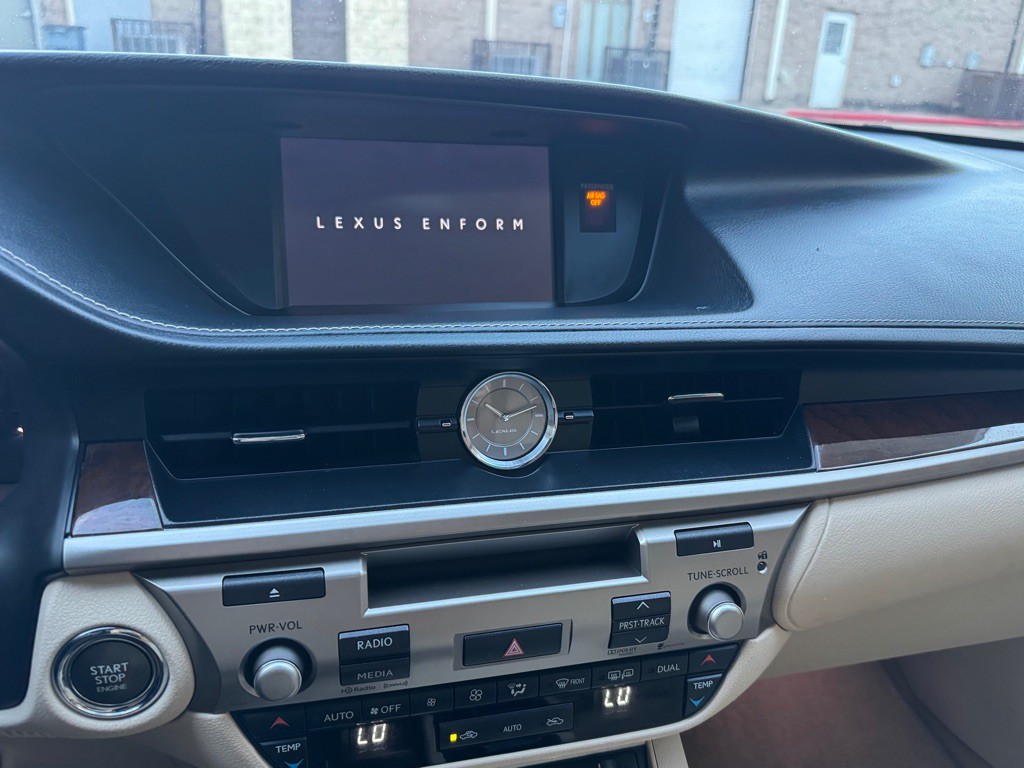 2014 Lexus ES Image 27