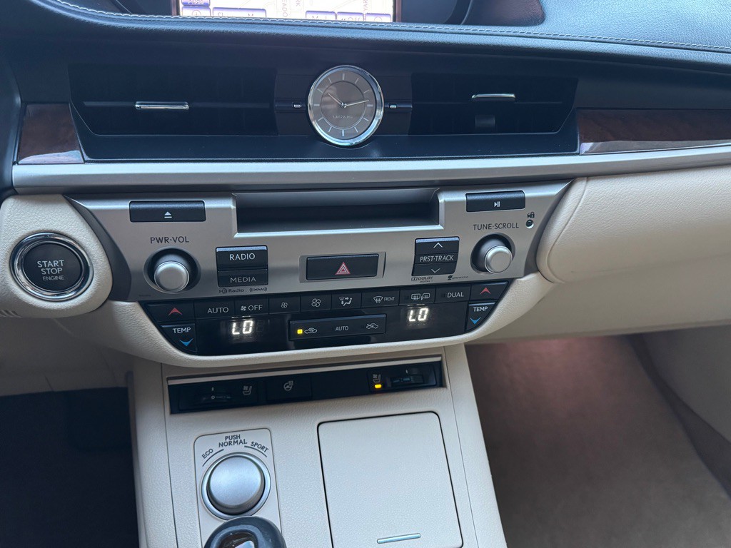 2014 Lexus ES Image 31