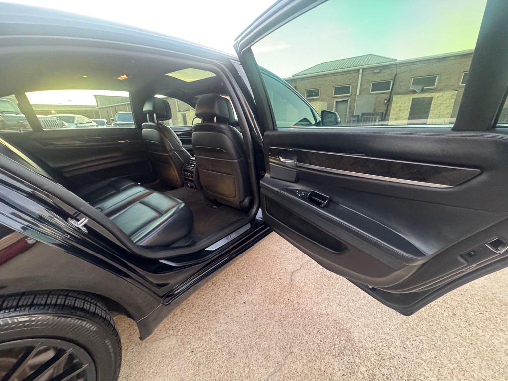 2014 BMW 7 Series Image 25