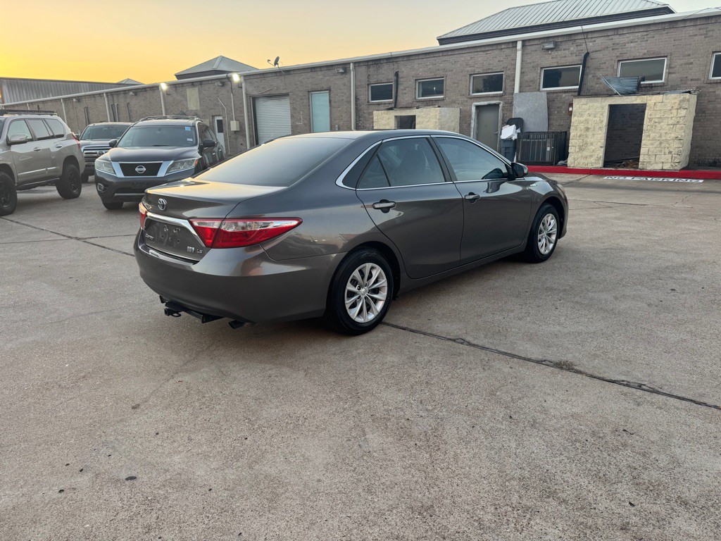 2017 Toyota Camry Image 19