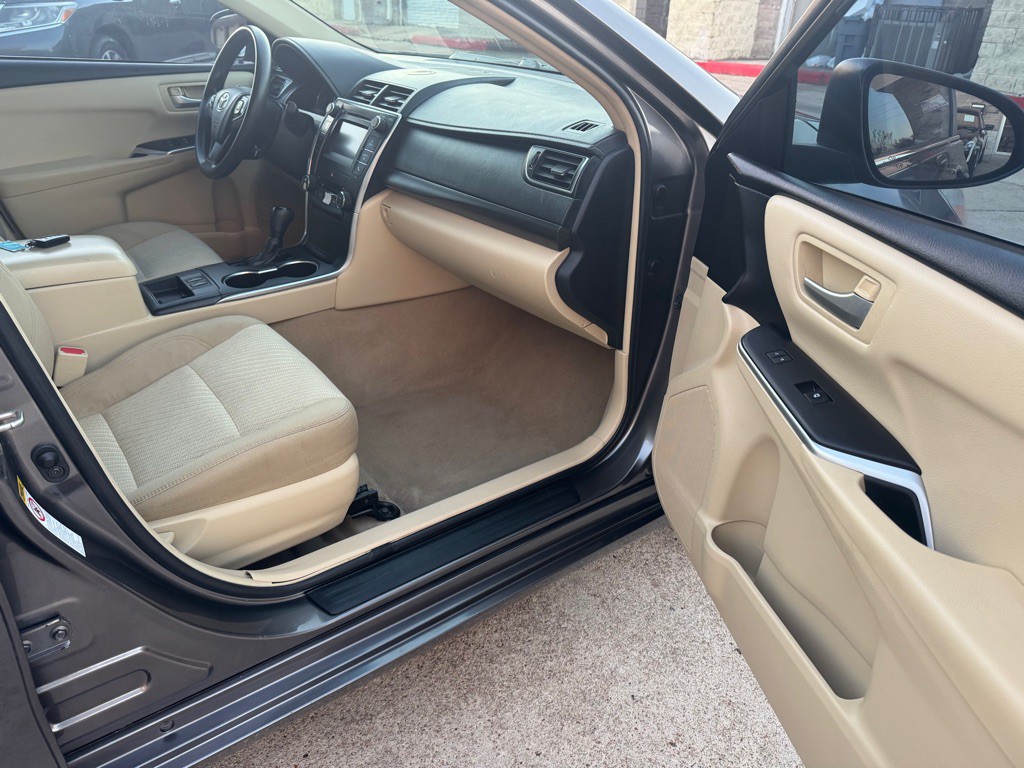 2017 Toyota Camry Image 26