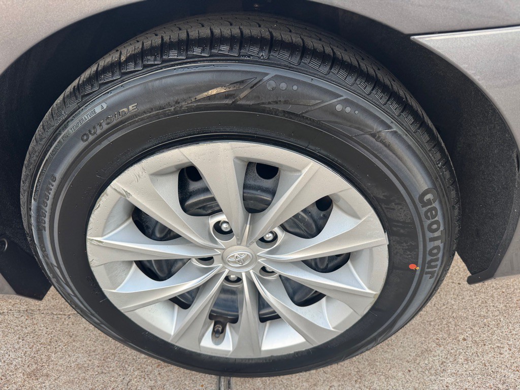 2017 Toyota Camry Image 35