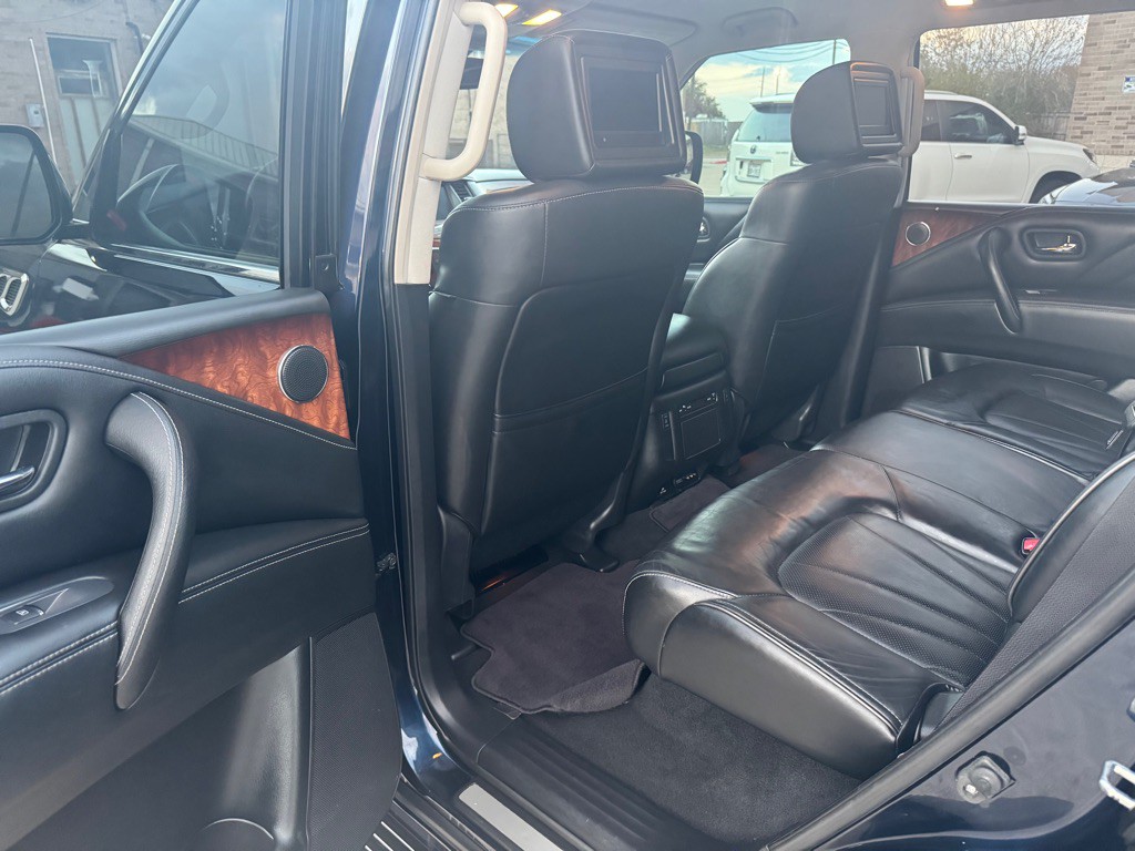 2017 INFINITI QX80 Image 28