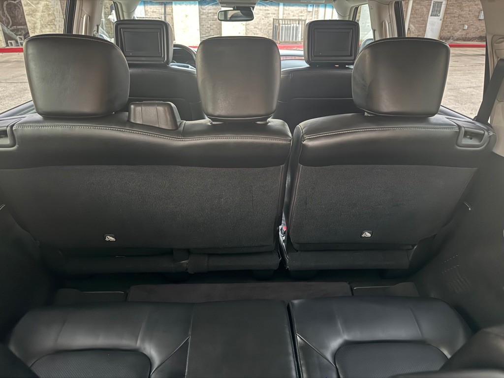 2017 INFINITI QX80 Image 32