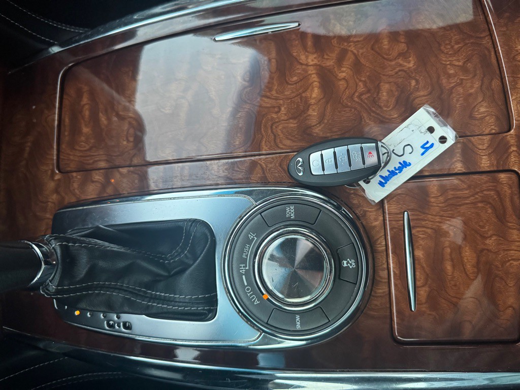 2017 INFINITI QX80 Image 38