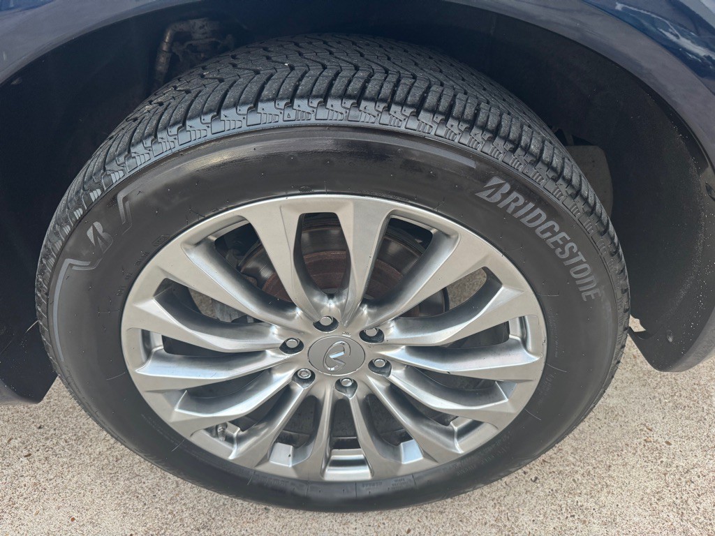 2017 INFINITI QX80 Image 39