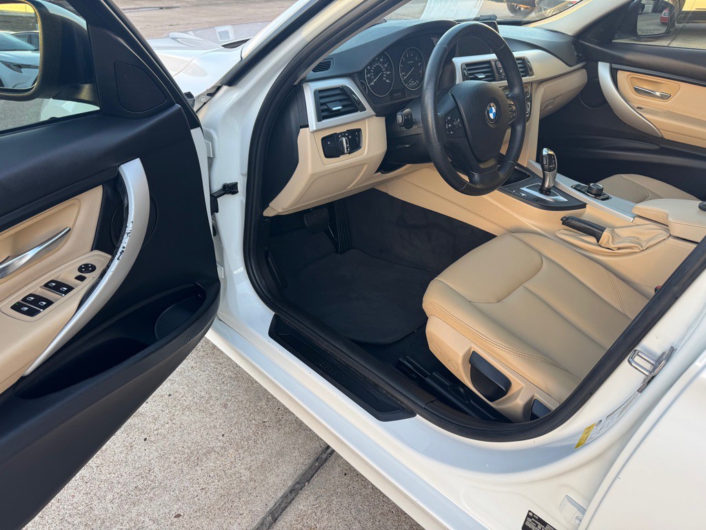 2017 BMW 3 Series Image 21