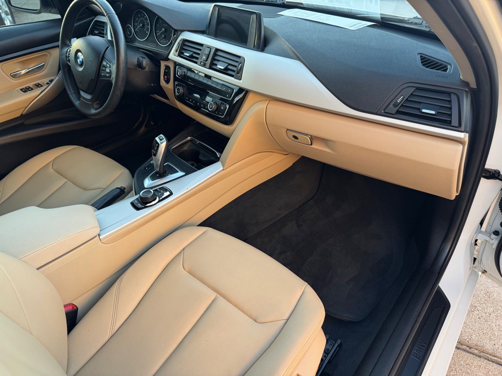 2017 BMW 3 Series Image 24