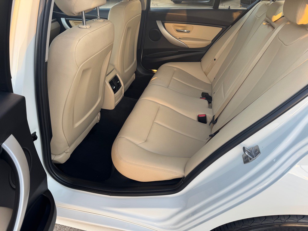 2017 BMW 3 Series Image 25