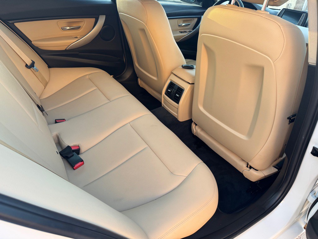 2017 BMW 3 Series Image 26