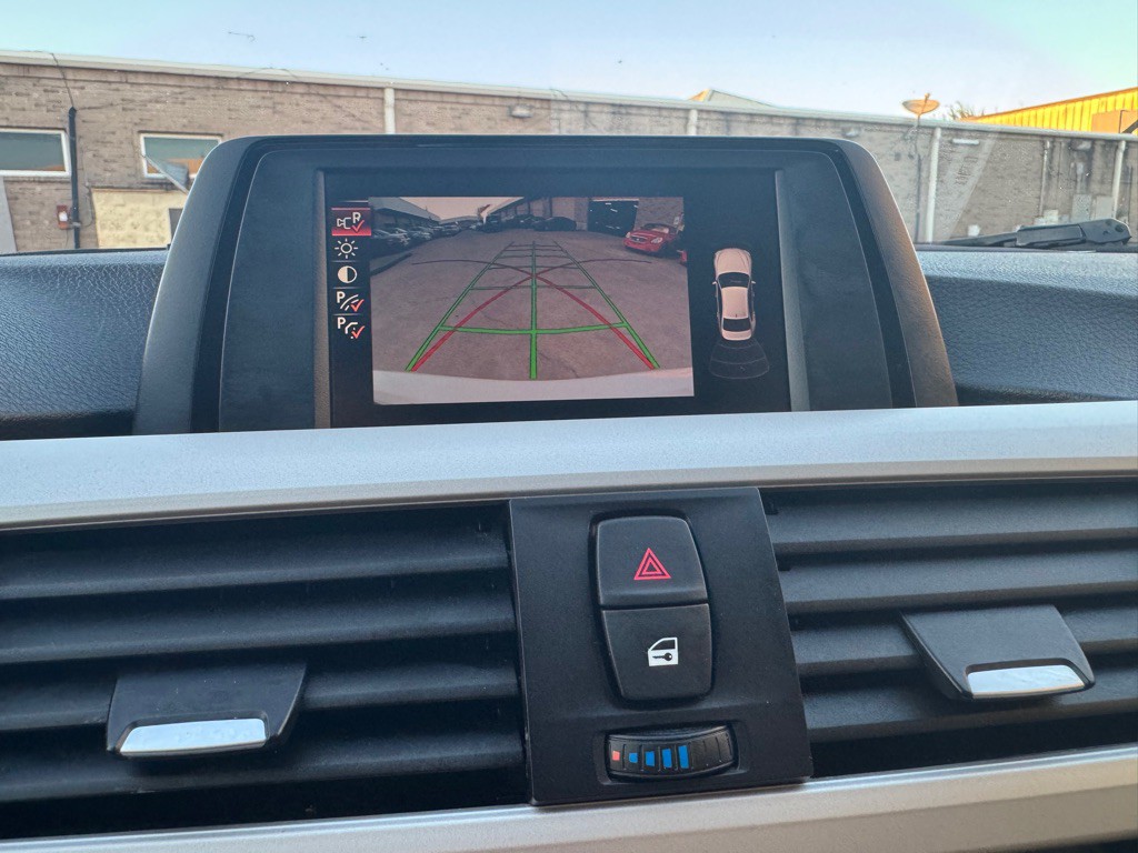 2017 BMW 3 Series Image 29