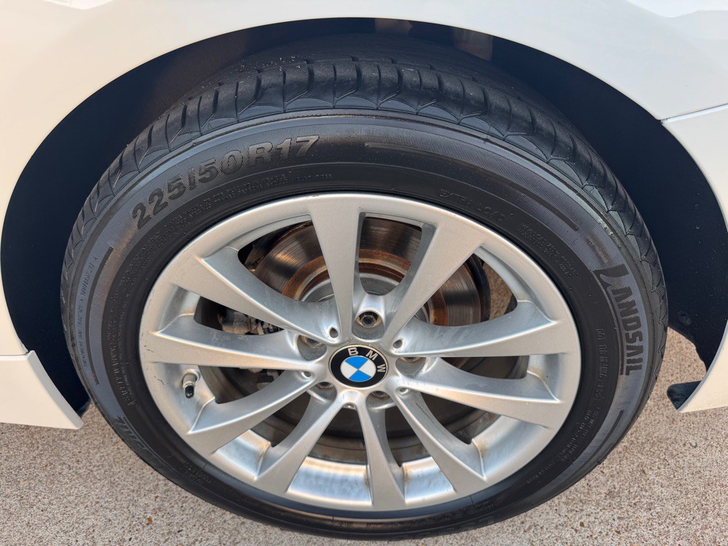 2017 BMW 3 Series Image 32