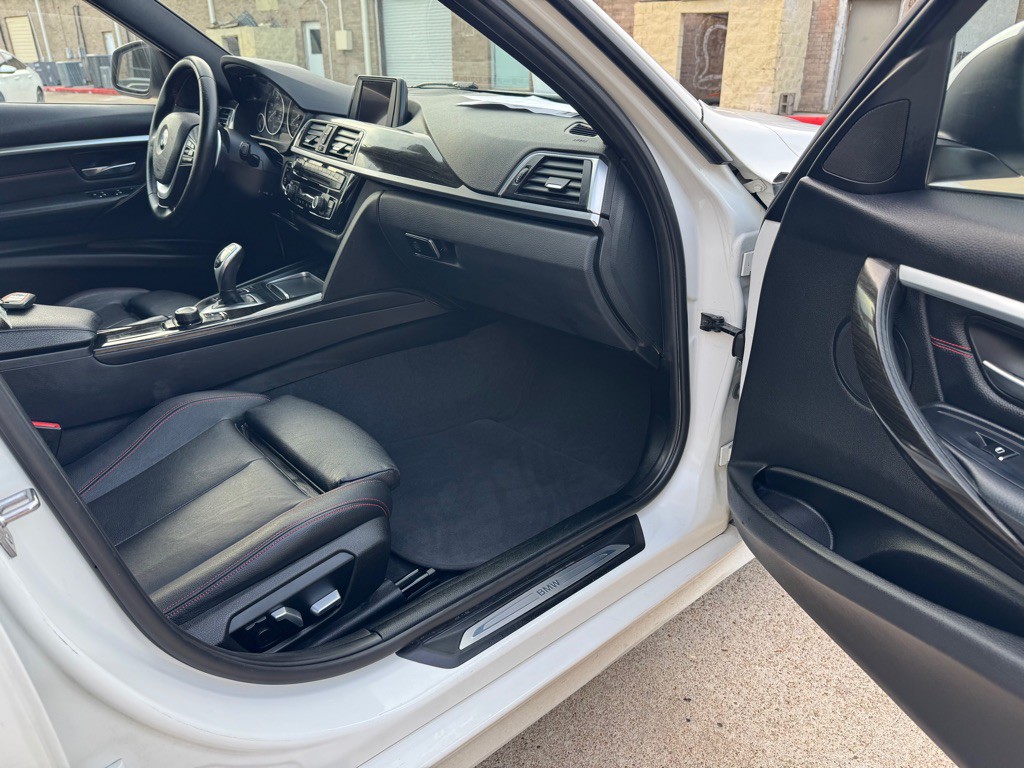 2016 BMW 3 Series Image 25