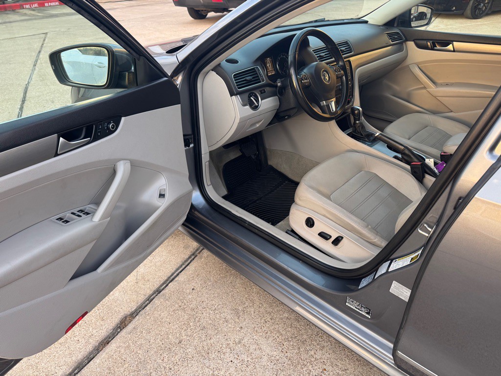 2015 Volkswagen Passat Image 18