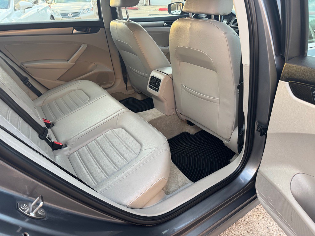 2015 Volkswagen Passat Image 23