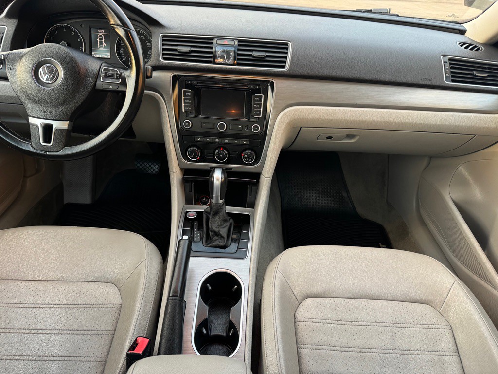 2015 Volkswagen Passat Image 24