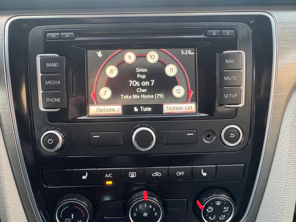 2015 Volkswagen Passat Image 27