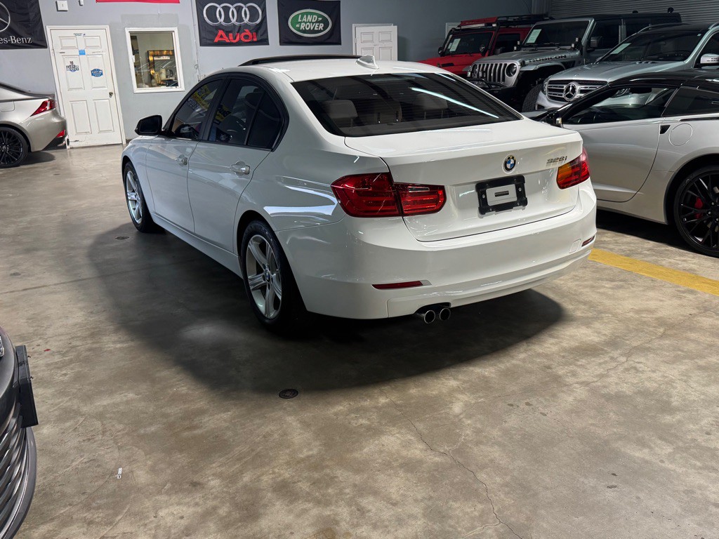 2013 BMW 3 Series Image 7