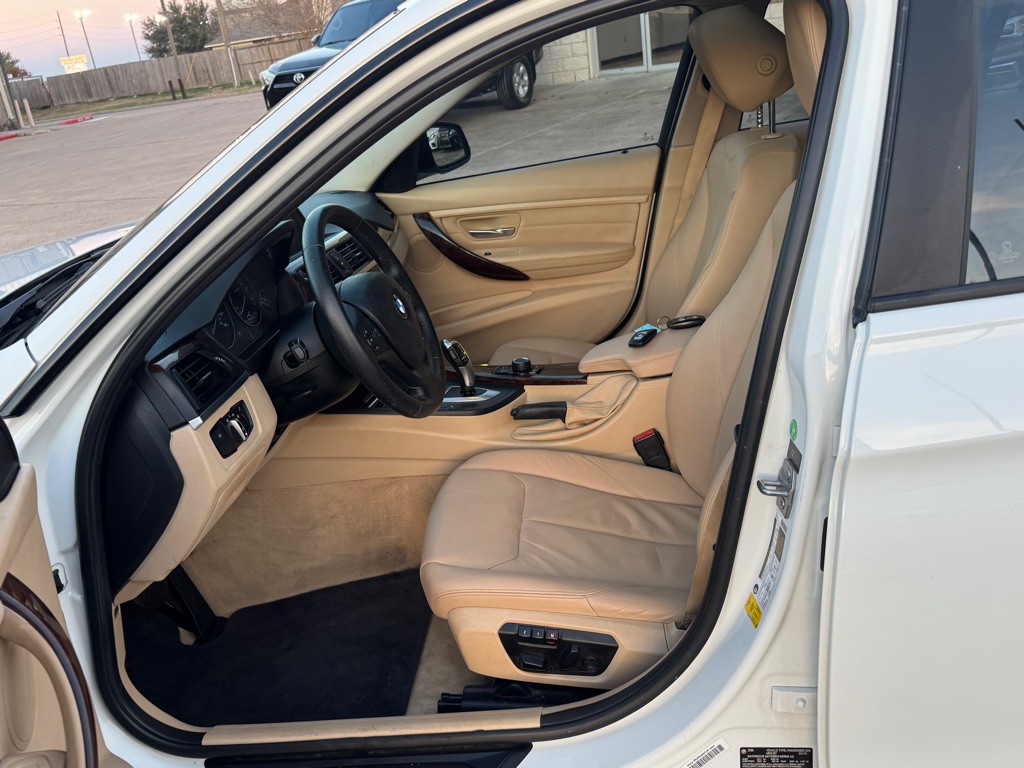 2013 BMW 3 Series Image 19