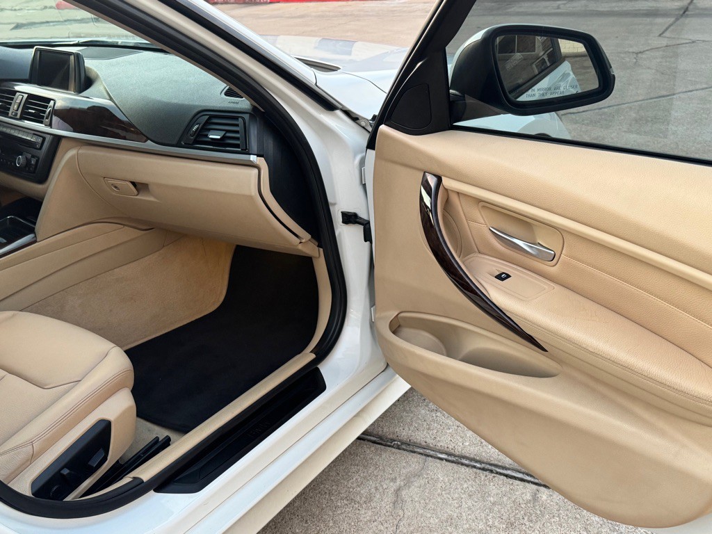 2013 BMW 3 Series Image 23