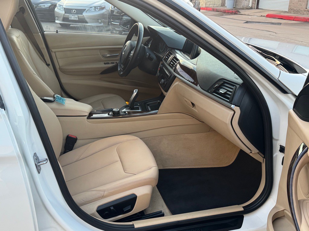 2013 BMW 3 Series Image 24