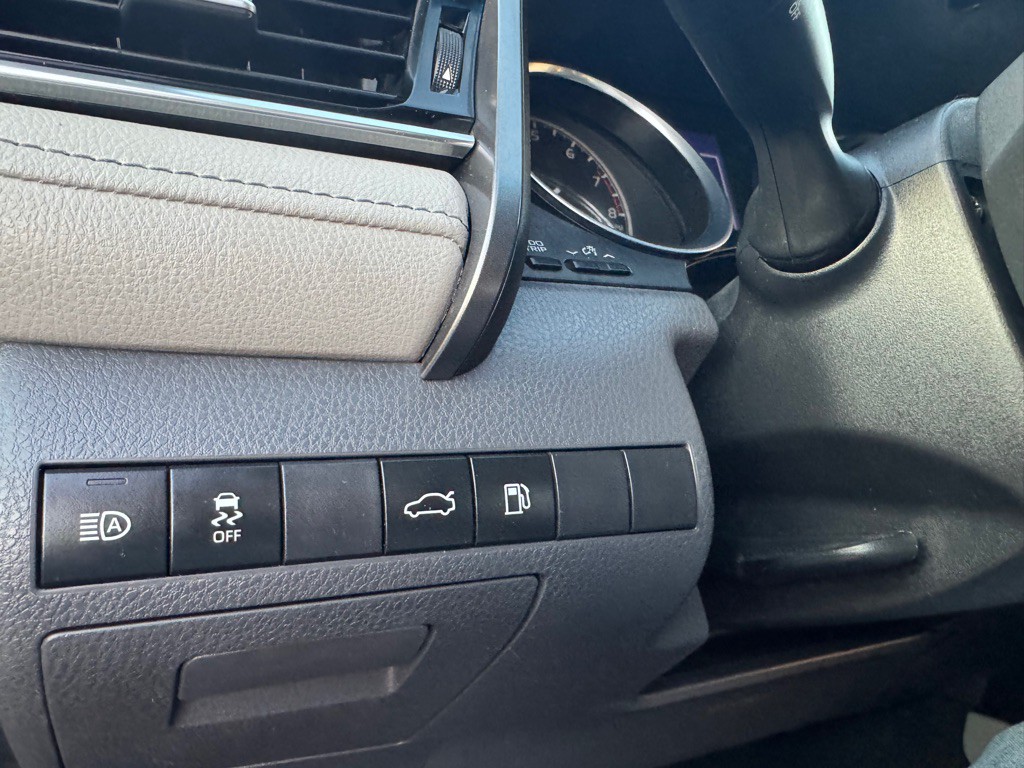 2018 Toyota Camry Image 32