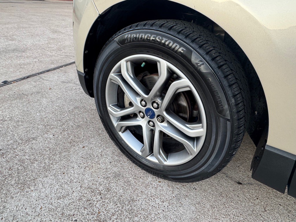 2017 Ford Edge Image 32