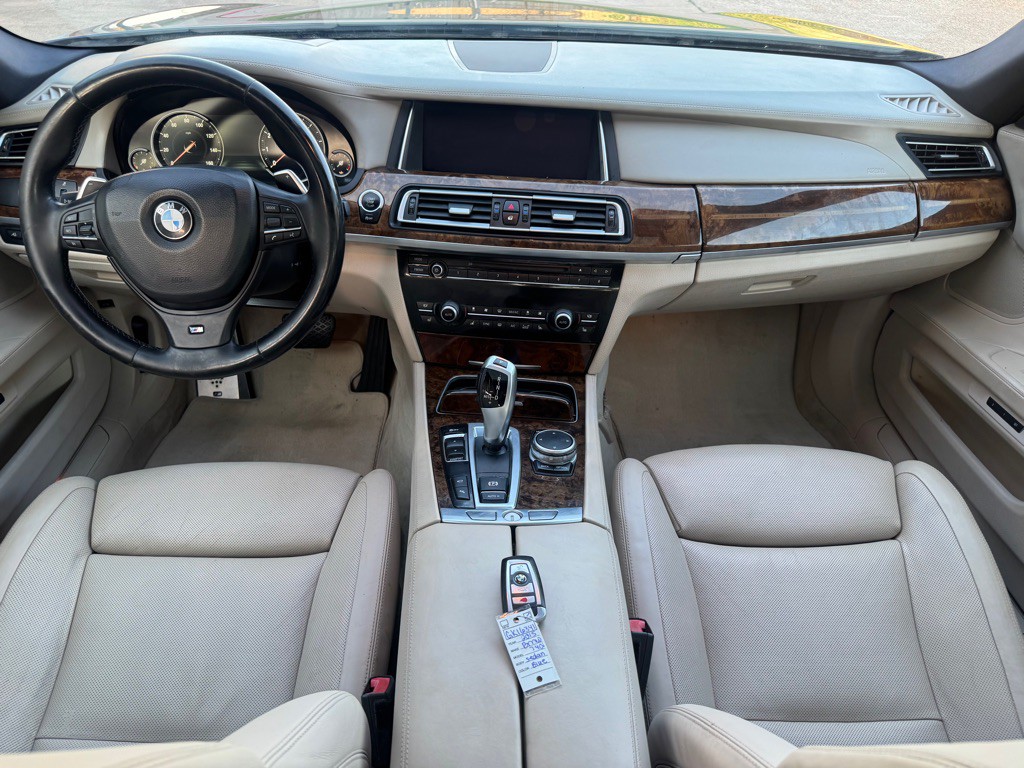 2015 BMW 7 Series Image 23