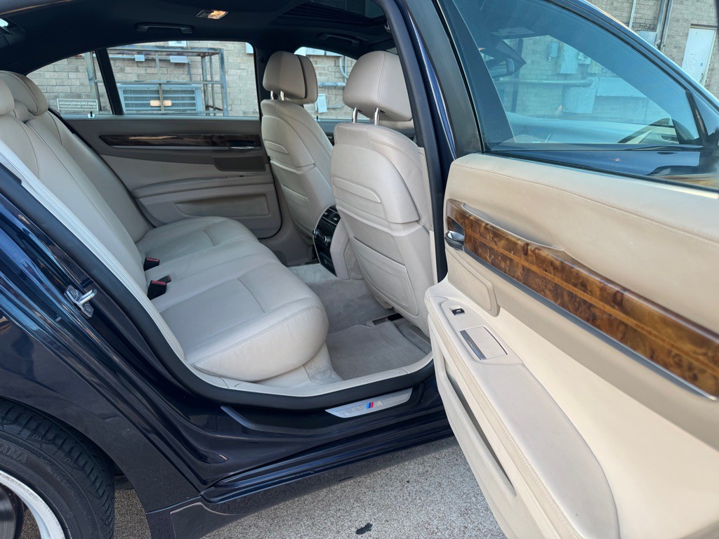2015 BMW 7 Series Image 24