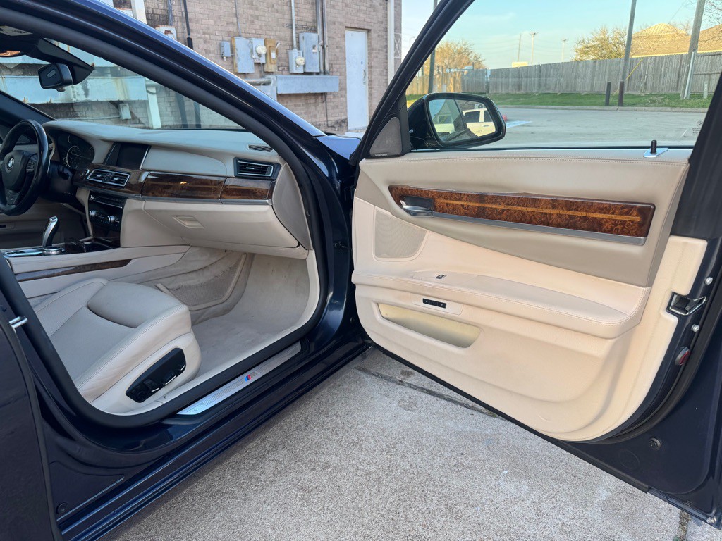 2015 BMW 7 Series Image 25