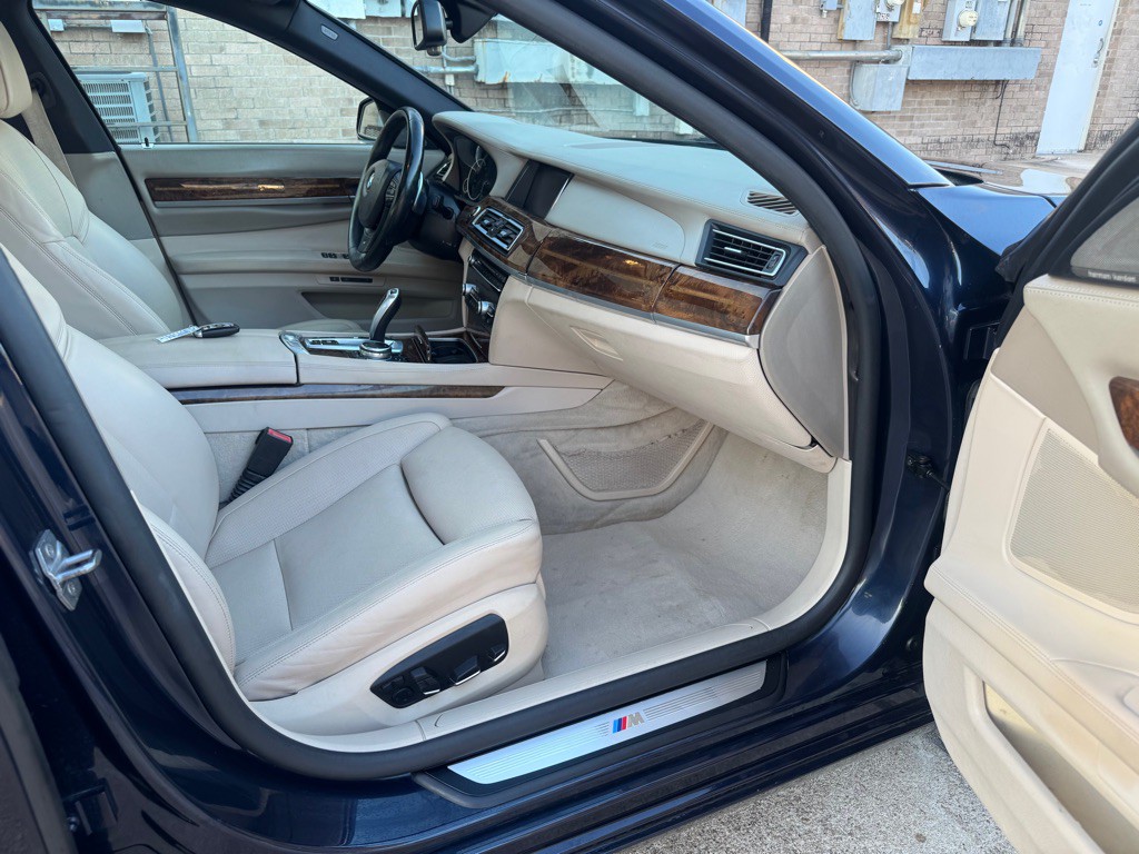 2015 BMW 7 Series Image 26