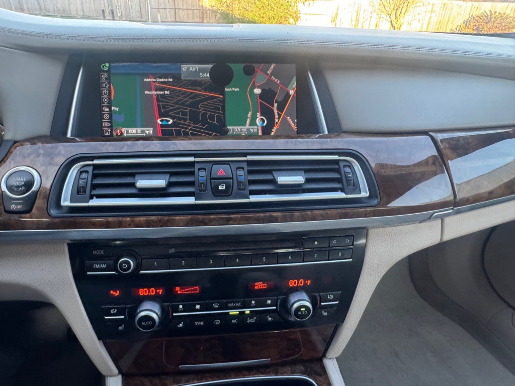 2015 BMW 7 Series Image 30