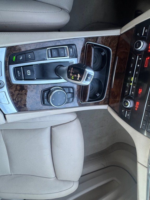 2015 BMW 7 Series Image 34