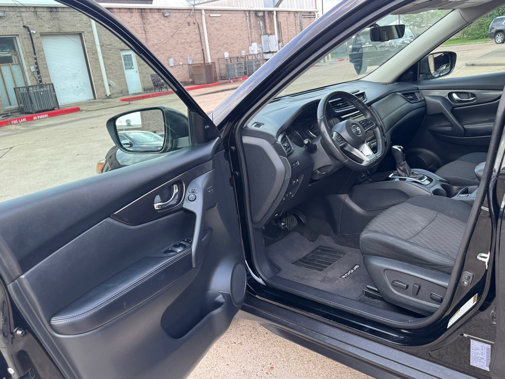 2018 Nissan Rogue Image 16