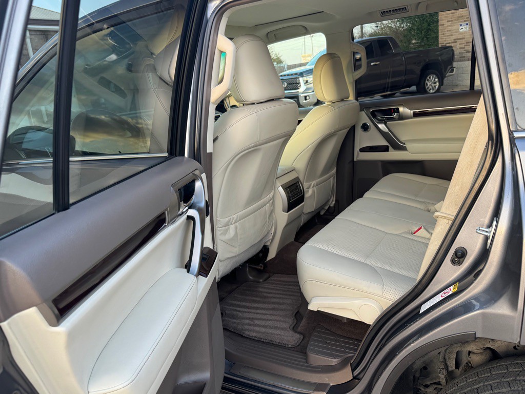 2015 Lexus GX Image 22