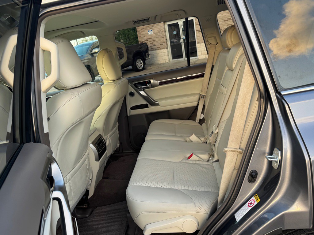 2015 Lexus GX Image 23