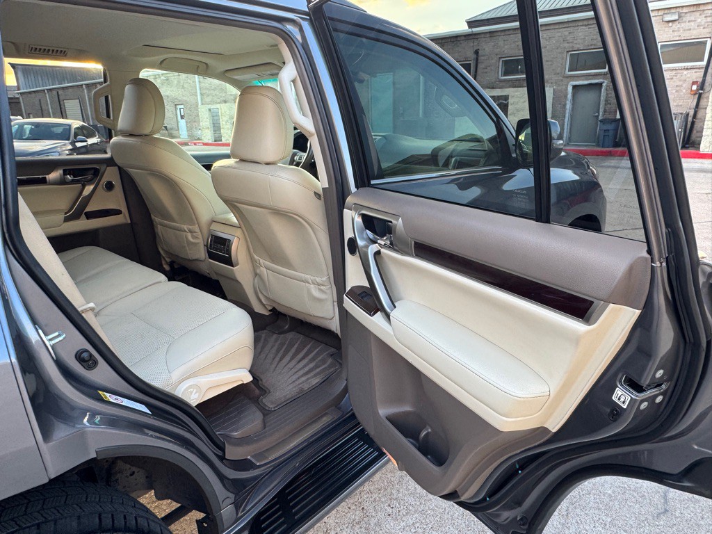 2015 Lexus GX Image 25