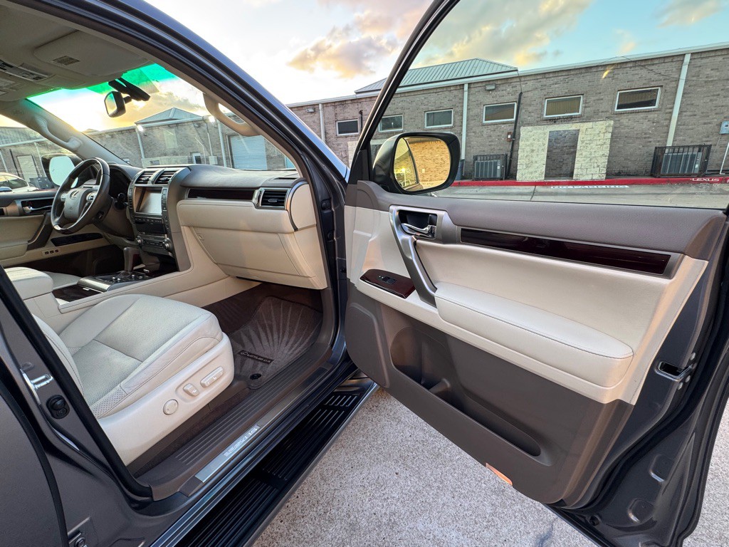 2015 Lexus GX Image 28