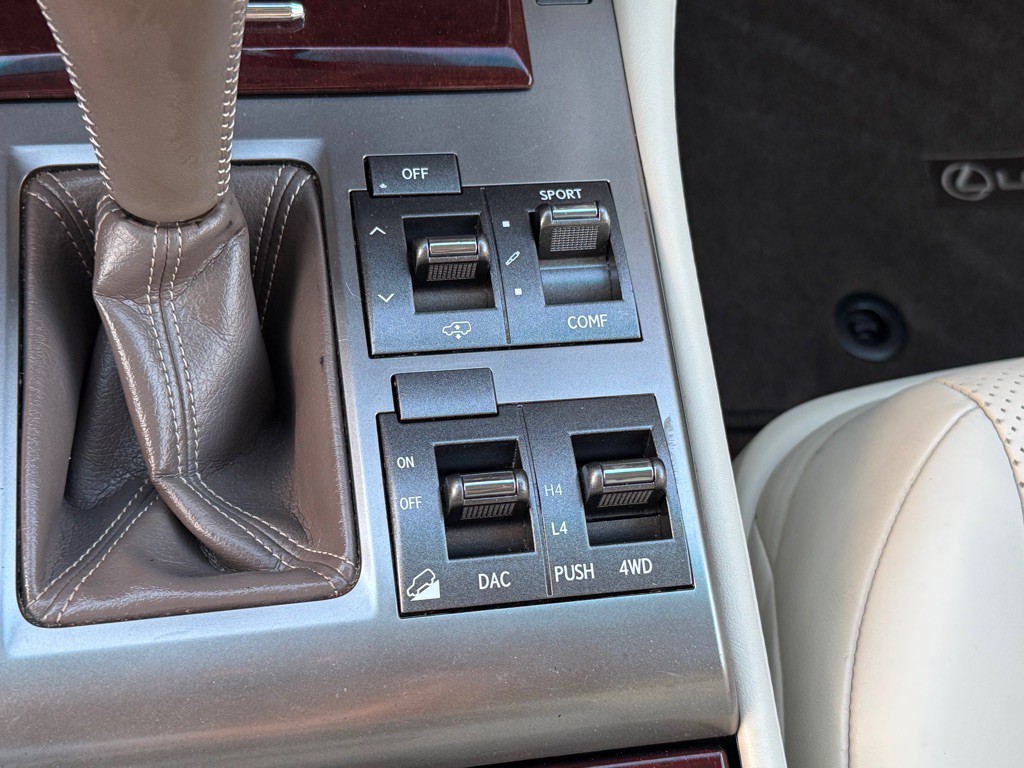 2015 Lexus GX Image 40