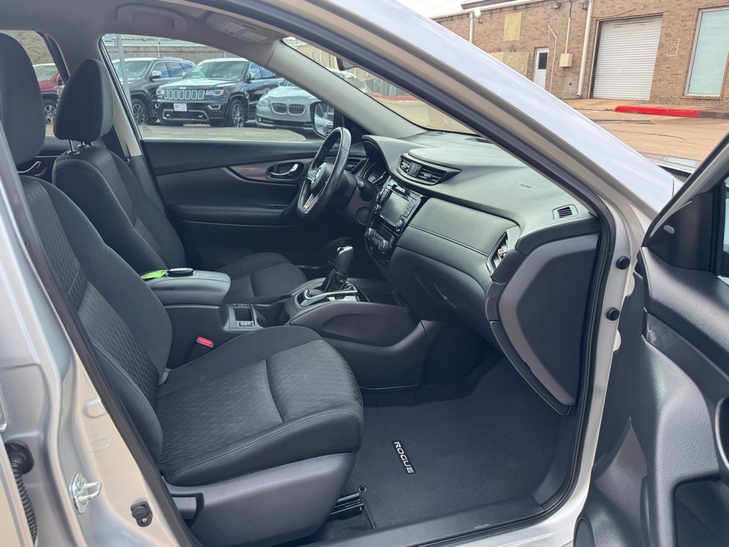 2017 Nissan Rogue Image 25