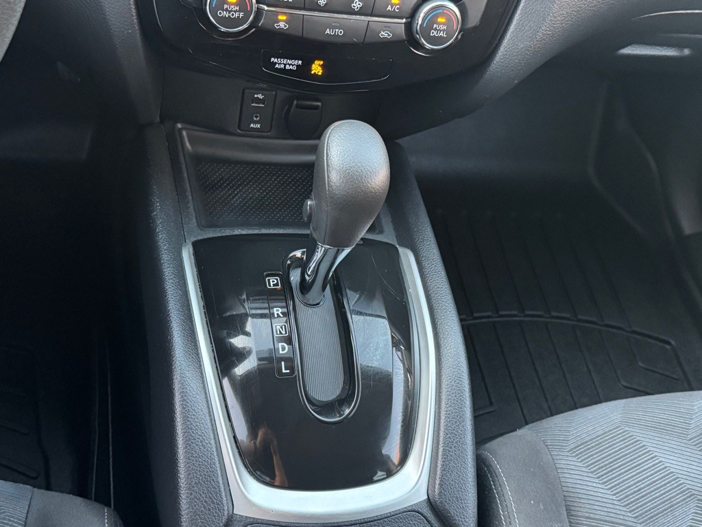 2015 Nissan Rogue Image 32