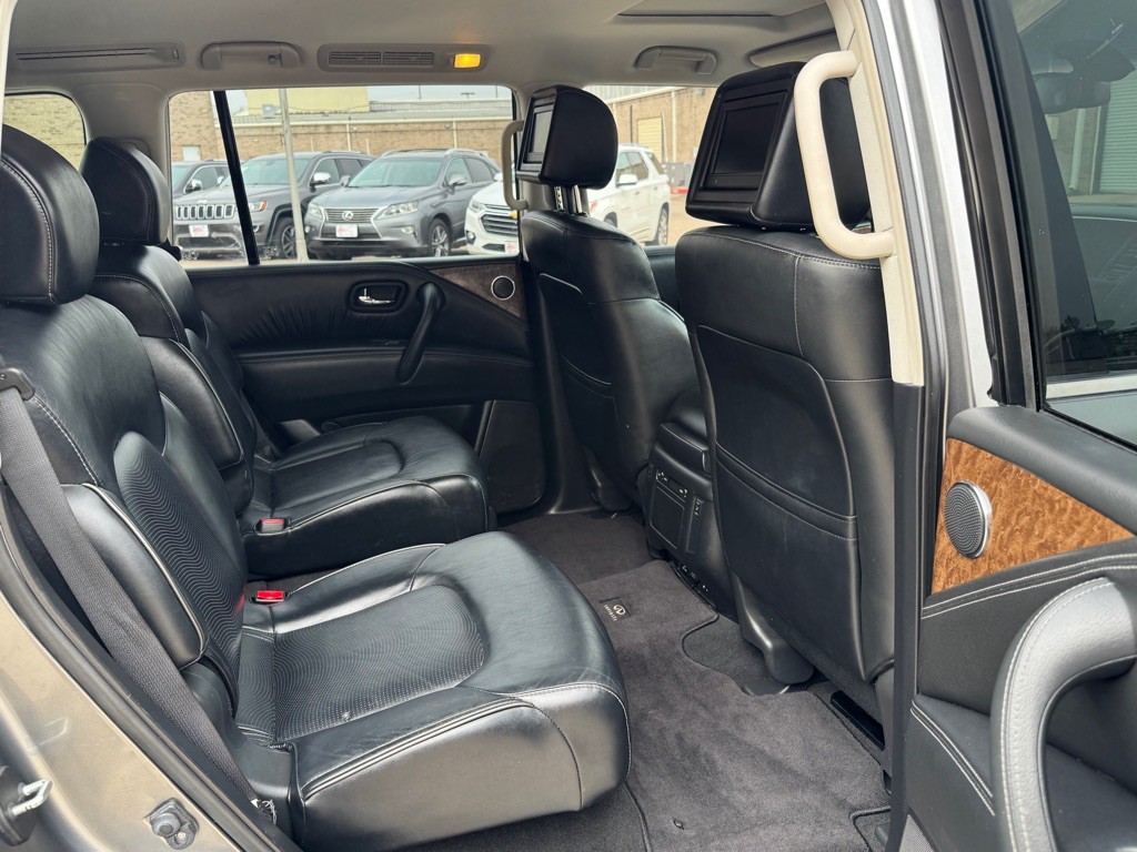 2015 INFINITI QX80 Image 30