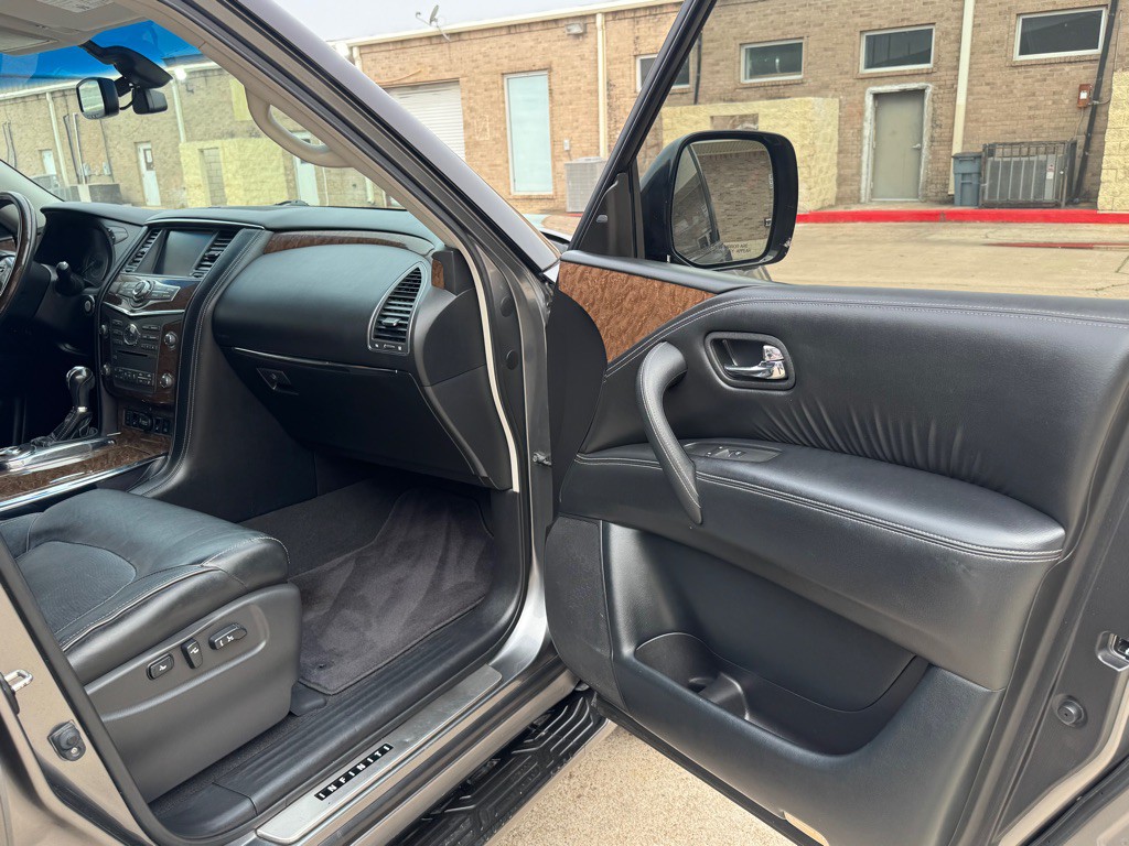 2015 INFINITI QX80 Image 33