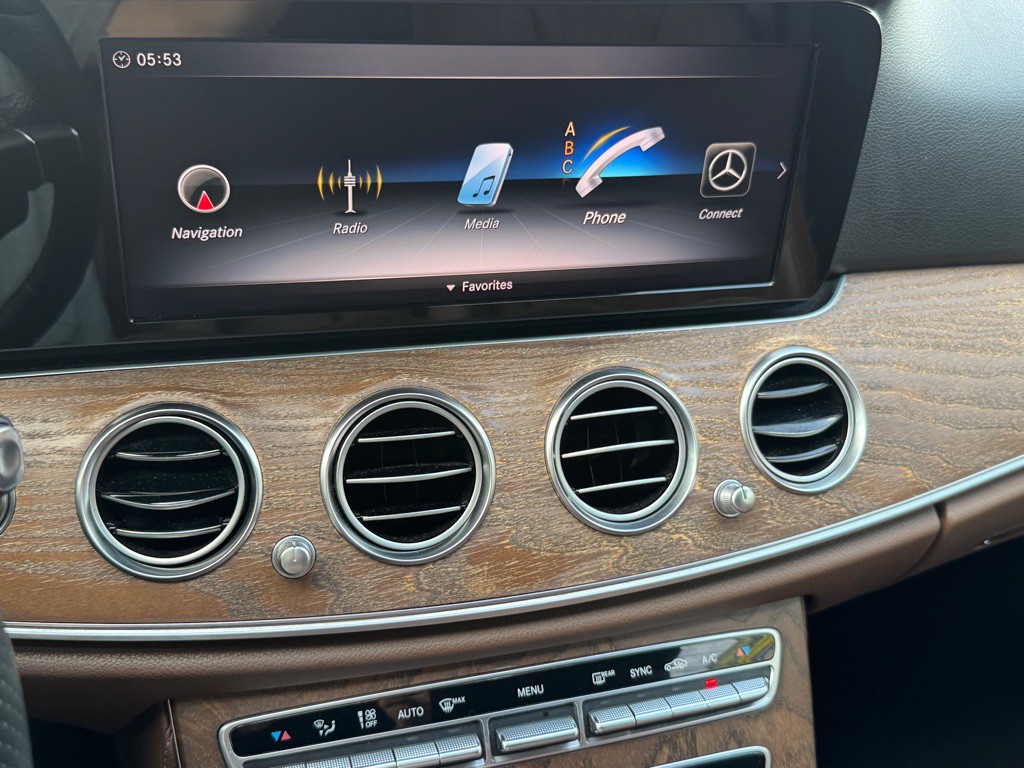 2018 Mercedes-Benz E-Class Image 32