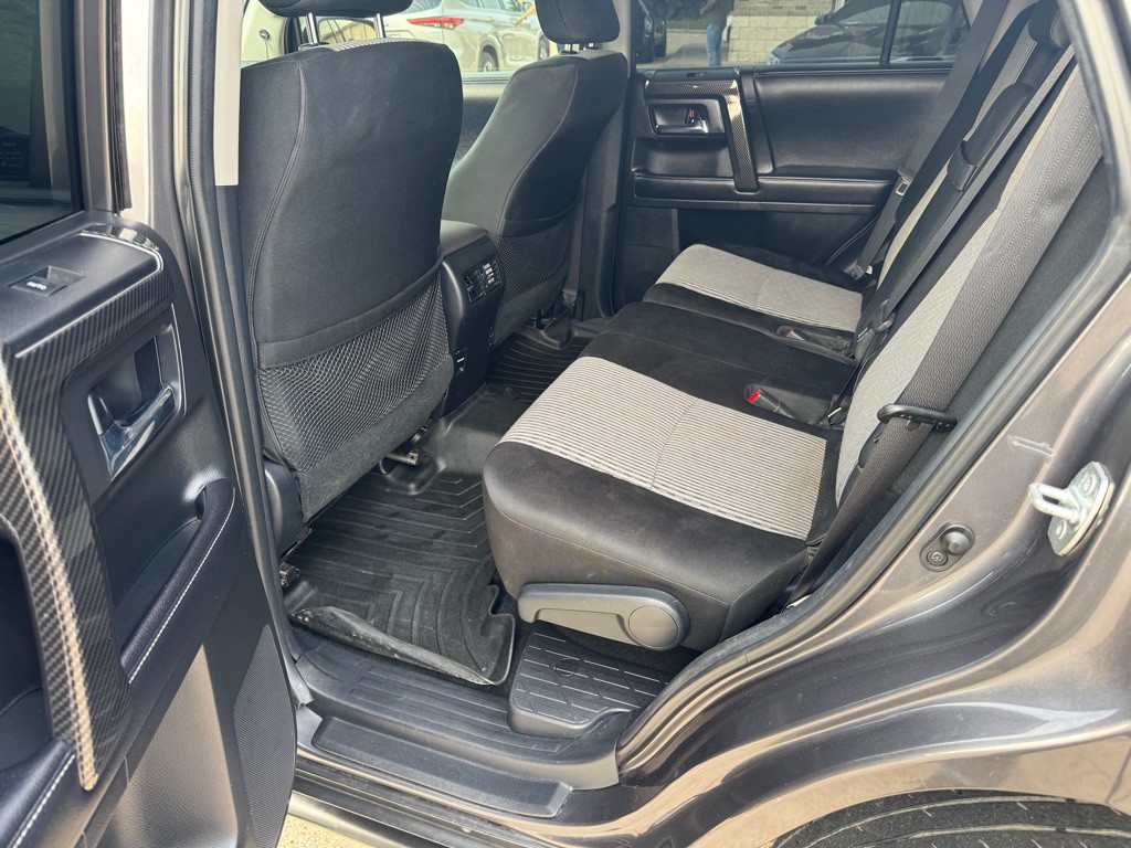 2016 Toyota 4Runner Image 28