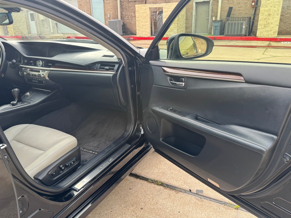 2014 Lexus ES Image 21