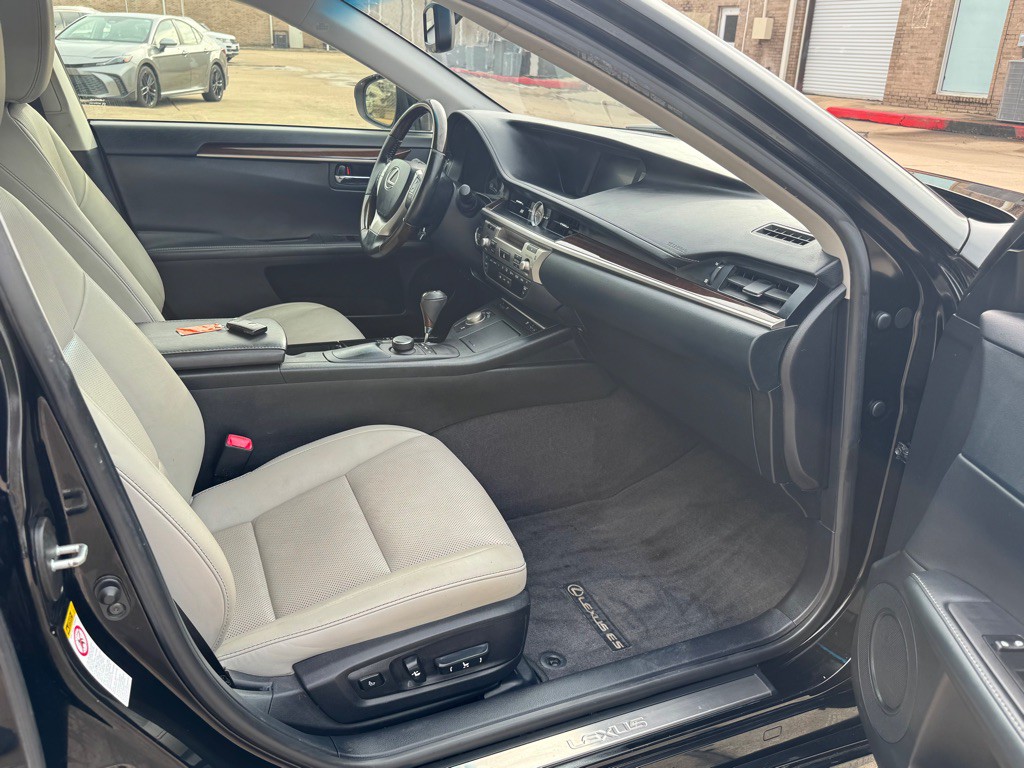 2014 Lexus ES Image 22